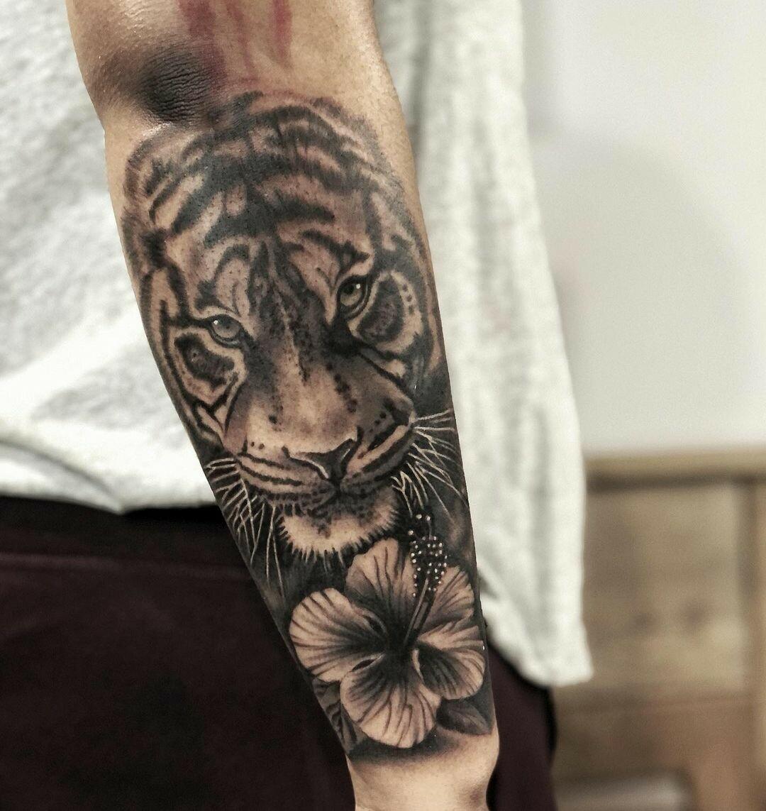 Inksearch tattoo La Familia Tattoo Shop